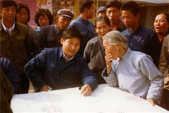 1983�꣬ʱ�κӱ�������ί��ǵ�ϰ��ƽ��ǰ�ž��У�����ʱ�ڴ���ϰ�������ȡ�ϰ���������»��緢