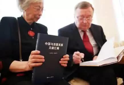 △吴筱秋(左)