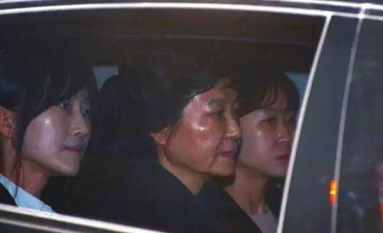 △当地时间2017年3月31日,韩国首尔,韩国前总统朴槿惠被批捕,乘车前往位于京畿道义王市的看守所。 (图/东方IC)