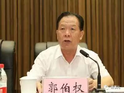 当时已有郭伯雄“要出事”的传闻,其老家陕西礼泉县新时乡张则村聚集了不少记者。
